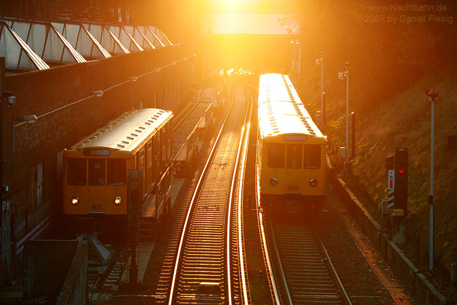 Wagen 803 & 859 an der ehemaligen Wagenhalle Krumme Lanke